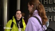 Zwei Schülerinnen auf einem Schulhof © NDR Foto: NDR Screenshot