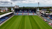 Eine Luftbildaufnahme einer Tribüne des Holstein Stadions © NDR Foto: NDR Screenshot