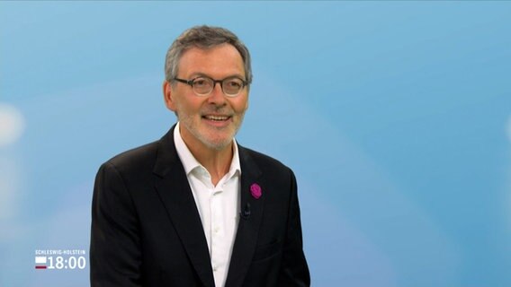 SHMF-Intendant Christian Kuhnt gibt ein Interview © NDR Foto: NDR Screenshot