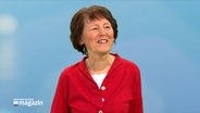 Eine Frau steht im Schleswig-Holstein Magazin-Studio, es ist Irene Johns, die Vorsitzende des Kinderschutzbundes © NDR Foto: NDR Screenshot