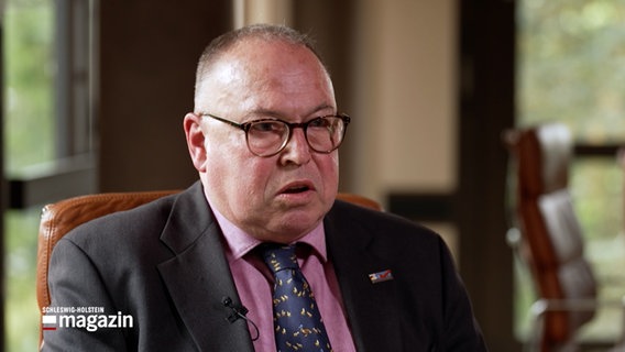 Holger Stienen, Kreistagsabgeordneter der AfD, gibt ein Interview © NDR Foto: NDR Screenshot