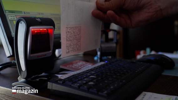 Ein elektronisches Rezept wird an einem PC gescannt © NDR Foto: NDR Screenshot