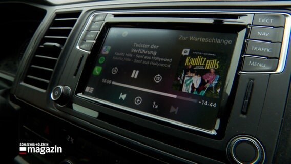 In einem Pkw wird eine Podcastfolge wiedergegeben. Es ist die Folge "Twister der Verführung" des Podcasts "Kaulitz Hills" © NDR Foto: NDR Screenshot