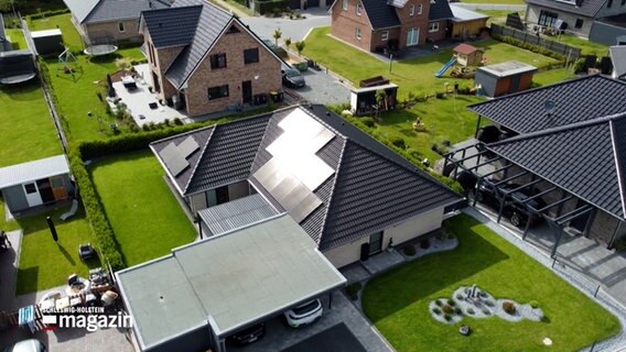 Ein Haus mit einer Photovoltaik-Anlage auf dem Dach © NDR Foto: NDR Screenshot