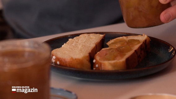 Zwei Scheiben Brot, eines davon mit Marmelade bestrichen © NDR Foto: NDR Screenshot