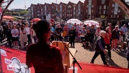 Der Blick von einer Bühne bei einer Maikundgebung in Husum © NDR Foto: NDR Screenshot