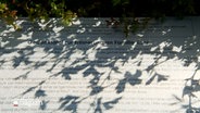 Eine Gedenktafel für die Familie Rose auf einem Friedhof © NDR Foto: NDR Screenshot