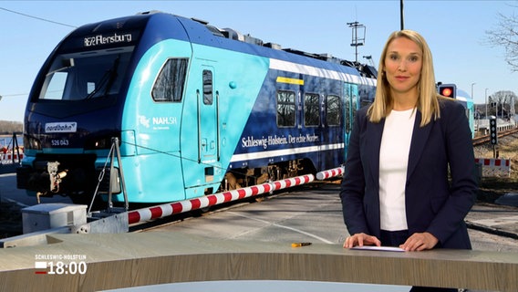 Alexandra Bauer steht im Schleswig-Holstein 18 Uhr Studio und verliest eine Meldung © NDR Foto: NDR Screenshot