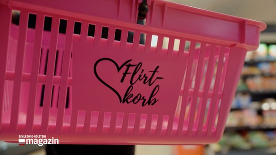 Ein rosafarbener Einkaufskorb mit der Aufschrift: "Flirtkorb" © NDR Foto: NDR Screenshot