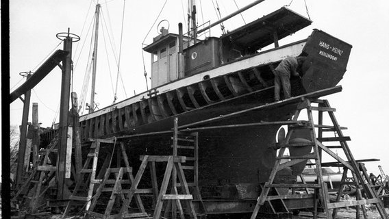 Ein Fischkutter liegt 1962 in einer Werft an Land © Stadtarchiv Kiel Foto: Friedrich Magnussen
