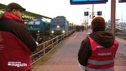 Zwei Personen stehen am Bahnhof Westerland © NDR Screenshot 