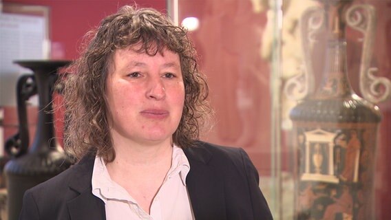 Annette Haug steht für ein Interview in der Kieler Kunsthalle vor der Kamera © NDR Screenshot 