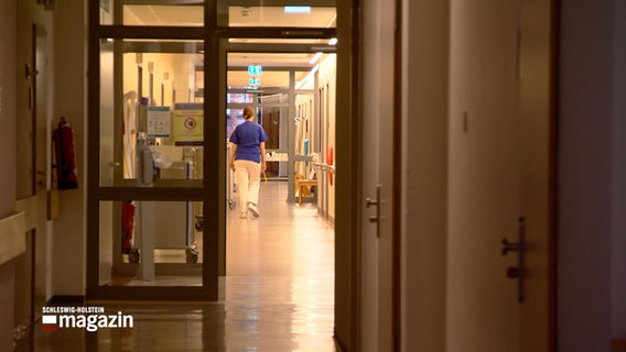 Eine Krankenpflegerin läuft durch eine Station der Diako-Klinik in Flensburg © NDR Screenshot 