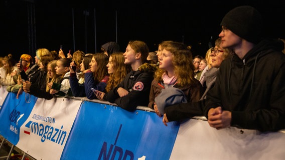 Publikum steht vor der NDR-Bühne beim Auftritt der Band ClockClock im Rahmen des Abendprogramms des SH Netz Cup. © NDR Foto: Anna-Lena Storm