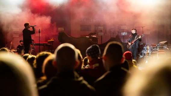 Publikum steht vor der Bühne beim Auftritt des Sängers Moritz im Rahmen des Abendprogramms des SH Netz Cup. © NDR Foto: Anna-Lena Storm