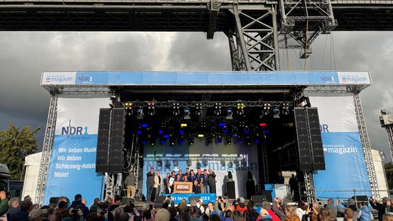Die Siegermannschaft wird auf der Bühne im Rendsburger Kanalhafen beim SH Netz Cup gefeiert. © NDR Foto: Finn-Ole Martins
