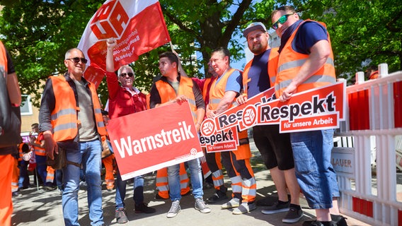 Beschäftigte des Bau-Gewerbes streiken an einer Rohrleitungsbaustelle in der Region Hannover. © picture alliance/dpa Foto: Julian Stratenschulte