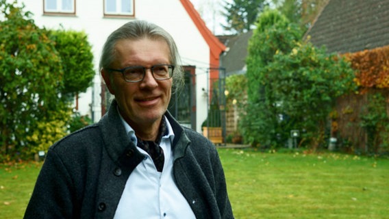 Philosph Ralf Konersmann steht in einem Garten und lächelt © NDR Foto: Lornz Lorenzen