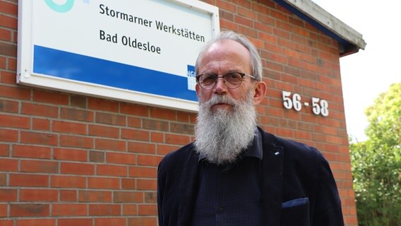 Porträt von Stephan Bruns vor den Stormarner Werkstätten © NDR Foto: Tobias Senff