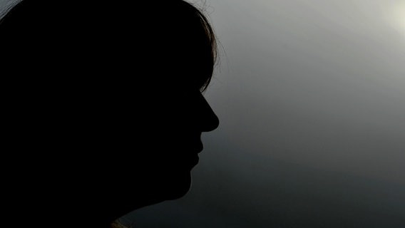 Eine Gesichtssilhouette einer Frau vor einem grauen Hintergrund © Picture Alliance Foto: Frank May