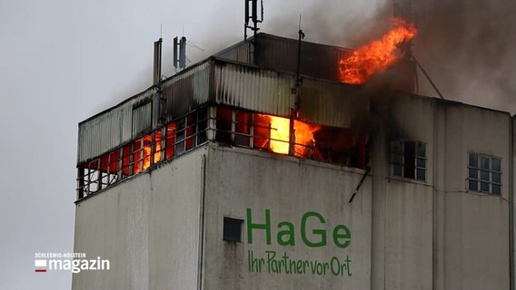 Ein brennendes Raps-Silo in Brunstorf. © NDR 