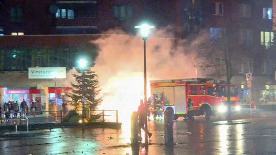 Ein Böller explodiert neben einem Einsatzfahrzeug der Feuerwehr in Kiel Gaarden auf dem Vinetaplatz in der Silvesternacht 2023. © Daniel Friederichs 