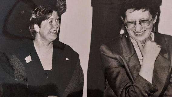 1994: NDR Reporterin Mechthild Mäsker (links) und die damalige Ministerpräsidentin Heide Simonis. © Mechthild Mäsker 