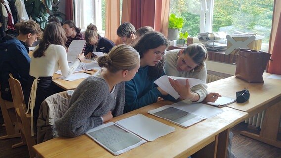 Schülergruppen sortieren und betrachten Kopien historischer Dokumente zum Schicksal der Sinti und Roma in Flensburg Schülergruppen sortieren und betrachten Kopien historischer Dokumente zum Schicksal der Sinti und Roma in Flensburg © NDR Foto: Peer-Axel Kroeske