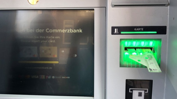 Eine manipulierte Karten-Vorrichtung steckt im Kartenannahmeschlitz eines Geldautomaten. © NDR Foto: Julia Jänisch