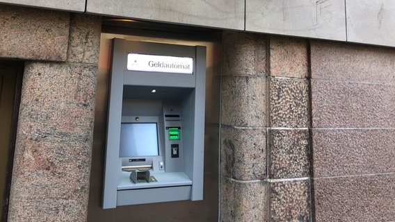 Ein Geldautomat ist in einer Aussenwand eines Gebäudes montiert. © NDR Foto: Julia Jänisch