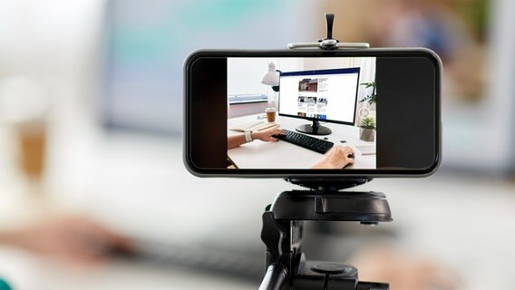 Ein Smartphone auf einem Stativ. © IMAGO / agefotostock Foto: IMAGO / agefotostock