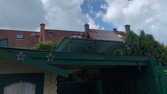 Ein Solar-Panel ist in einem Garten angebracht. © NDR Foto: Lena Haamann