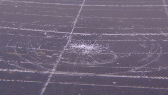 Ein defektes Solarpanel. © NDR 