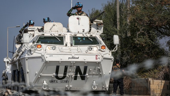 Friedenstruppen der Vereinten Nationen (UN) fahren in einem gepanzerten fahrzeug © picture alliance/dpa Foto: Marwan Naamani