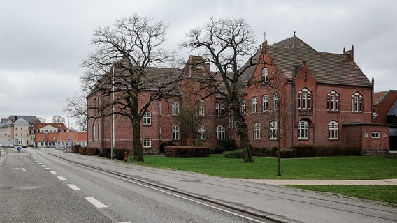 Ein Rotklinker-Verwaltungsbau an einer Straße - das als preußische Landratsamt in Apenrade.  Foto: Cornelius von Tiedemann