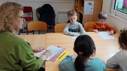 Sonderpädagogin Claudia Brühn übt mit Grundschülern lesen. © NDR Foto: Anne Passow