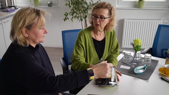 Die Sonderpädagoginnen Dörte van der Steen (links) und Claudia Brühn sitzen an einem Tisch. © NDR Foto: Anne Passow