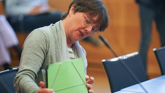 Monika Heinold spricht bei der Sondersitzung zur Haushaltssperre. © dpa-Bildfunk Foto: Marcus Brandt