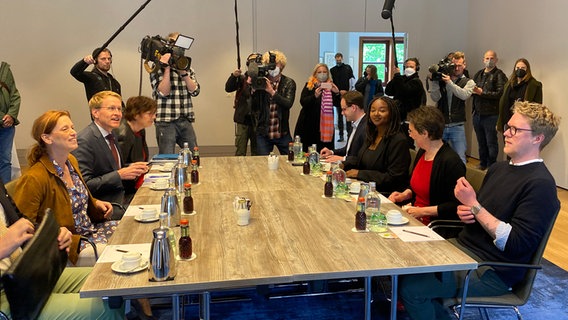 CDU und Grüne Politiker*innen sitzen an einem Tisch, die Presse im Hintergrund © Stefan Böhnke Foto: Stefan Böhnke
