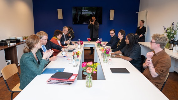 Spitzenpolitiker von CDU und Bündnis 90/Die Grünen sitzen an einem Konferenztisch und führen Sondierungsgespräche © dpa-bildfunk Foto: Daniel Reinhardt
