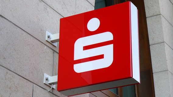 Das Logo der Sparkasse hängt an einer Außenfassade. © picture alliance Foto: Fleig / Eibner-Pressefotos