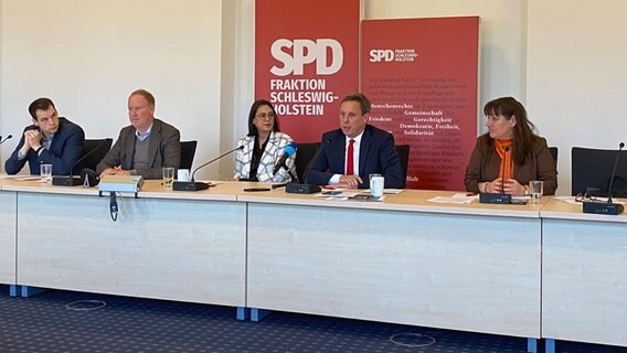 Serpil Midyatli und Thomas Losse-Müller während einer Pressekonferenz der SPD. © NDR Foto: Stefan Böhnke