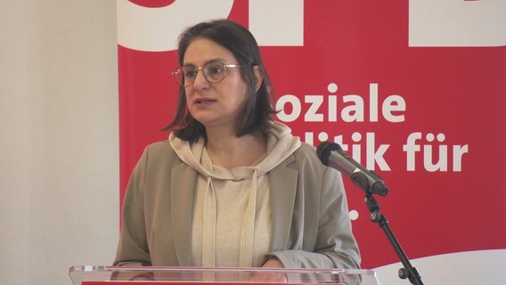 Serpil Midyatli, Fraktionsvorsitzende der SPD, spricht auf dem Landesparteitag. © NDR 