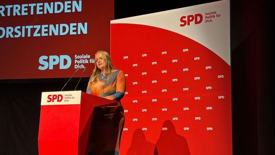 Maybrit Venzke von den Jusos aus Pinneberg spricht beim SPD-Parteitag in Husum. Maybrit Venzke von den Jusos aus Pinneberg spricht beim SPD-Parteitag in Husum. © NDR Foto: Vinetta Richter