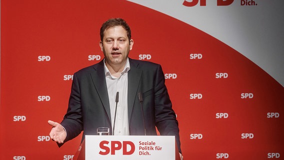 Der SPD-Parteivorsitzende Lars Klingbeil (SPD) spricht auf dem Landesparteitag der SPD in Husum. © dpa Foto: Markus Scholz
