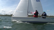 Ein Zweierteam trainiert auf einem Segelboot für die Special Olympics © NDR 