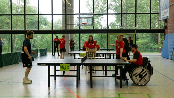 Teilnehmer der Special Olympics spielen Tischtennis.  Foto: Christian Wolf