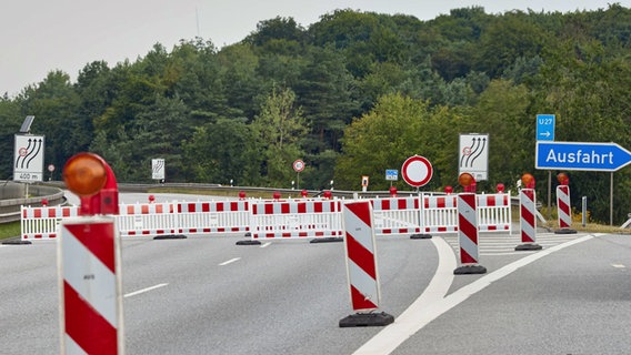 Blick auf die Absperrung mit Schildern und Warnbaken auf der Autobahn A7. © picture alliance/dpa Foto: Georg Wendt