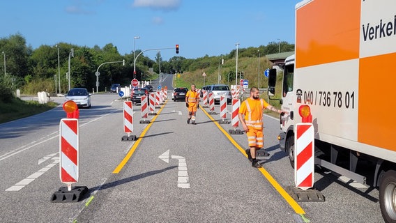 Bauarbeiter sperren die B199 bei Flensburg. © Frank Goldenstein Foto: Frank Goldenstein