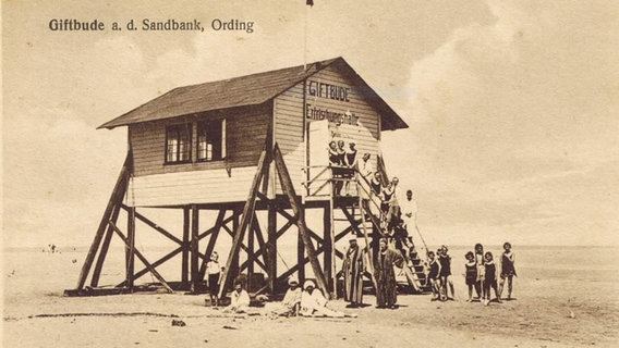 Ein altes Bild von einem Pfahlabu am Strand von St. Peter-Ording. © Gemeindearchiv St. Peter-Ording 